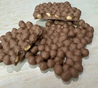 Haselnussbruch in Vollmilchschokolade